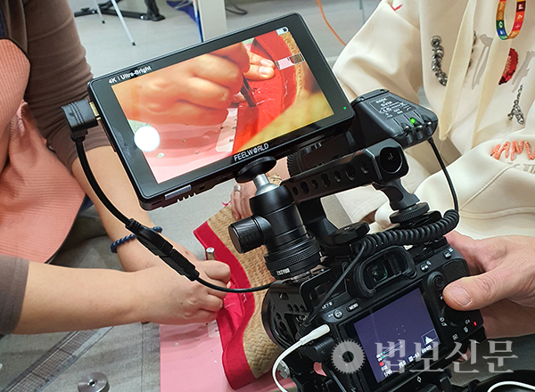 더프라미스는 영상을 이용해 한국 전문가와 미얀마 생산자들의 협업을 돕고 있다.<br>