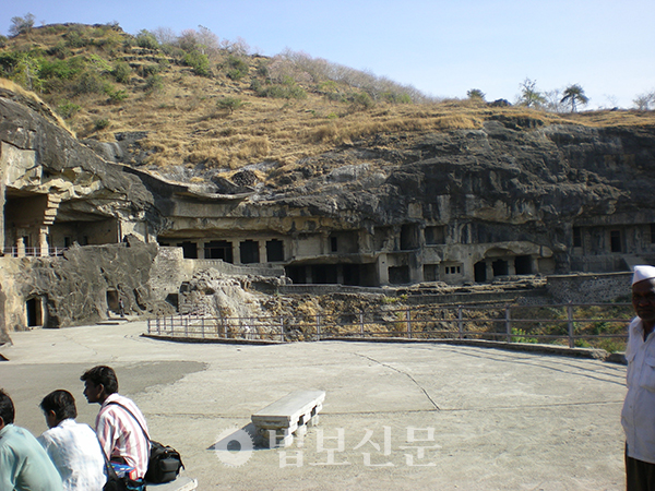 사진은 엘로라 석굴 입구의 모습이다. 엘로라 석굴(Ellora Cave)은 인도 마하라슈트라(Maharashtra) 주(州)에 위치한다. 아우랑가바드(Aurangabad)를 지나 서쪽으로 가다 데칸 고원으로 들어서면 나타난다. 석굴들에는 불교, 힌도교, 자이나교의 사원이 1세기에 걸쳐 조성됐다. 1983년 세계문화유산으로 등재됐다.