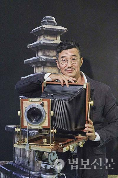 양현모 작가가 석탑을 촬영할 때 사용하는 카메라다. ‘빈티지 엔틱 아날로그 카메라’로 불린다. 석탑 본연의 아름다움을 끌어내고자 손수 렌즈를 깎고 카메라를 조립했다.