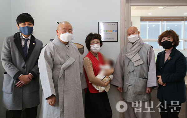 정각 스님(우측 두번째)과 심산 스님(왼쪽 두번째)이 행복드림센터에서 돌봄 중인 아기의 건강한 성장을 기원했다.