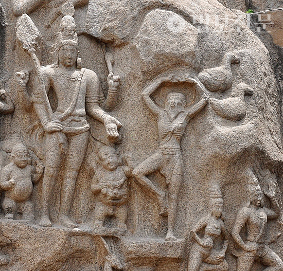 남인도 타밀나두 마말라푸람의 가네쉬 라타 언덕에 부조된 ‘아르주나의 고행(Arjuna's Penance)’. 힌두교 대서사시 ‘마하바라타’의 주인공인 아르주나가 고행을 하고 있다.