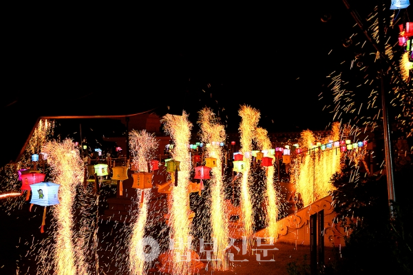 2018년 8월 영평사 경내에서 열린 ‘제3회 낙화 전통문화축제’. 연등 사이로 낙화봉지가 타오르며 불꽃이 흩날리고 있다. 세종시 홈페이지 제공<br>