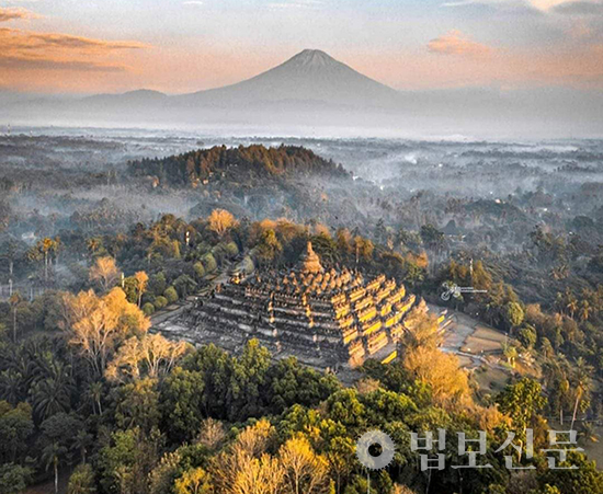 인도네시아(Indonesia) 중앙자바 주(Province of Central Java), 마켈랑 시(Regency of Magelang)에 위치한 보로부두르(Borobudur) 불교 사원 전경. 8, 9세기에 세워진 이 불교 사원군은 세 부분으로 구성됐으며, 5단의 정사각 층이 있는 피라미드형 기단, 3단의 원형 받침돌로 이루어진 원뿔형 본체, 맨 꼭대기의 기념비적인 탑(stupa, 종 모양의 탑)으로 이루어졌다. 1970년대 유네스코의 지원으로 복원됐다.