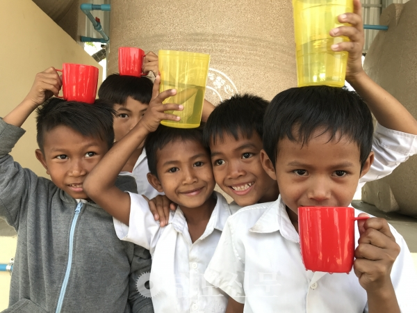 정수시스템을 갖춘 식수대를 이용해 깨끗한 물을 마시고 있는 아이들