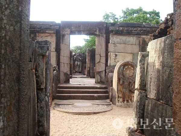 스리랑카 두 번째 고대 수도 폴론나루와(Polonnaruwa) 왕궁 터에 남아 있는 사원 모습. 12세기 빠라끄라마바후(Parakramabahu) 1세 왕 재위 때 건설됐다. 불치 사리 보관을 위해 지어진 건물이지만 전쟁으로 파괴돼 현재 모습으로 남아 있다. 경전을 새긴 돌로 축조했으며 1982년 유네스코 세계문화유산으로 등재됐다.