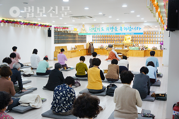 서울 참불선원은 3월13일 경내 법당에서 ‘법화삼매참법 1차 천일기도 회향법회’를 봉행하고 포기하지 않고 완주한 불자들을 격려했다.