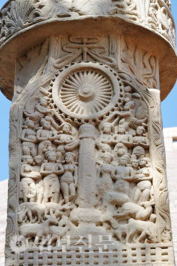 인도 산치 불교기념물군(Buddhist Monuments at Sanchi). 산치대탑으로 불린다.  1989년 유네스코 세계문화유산에 등재됐다. 사진은 남문 토라나에 새겨진 법륜.