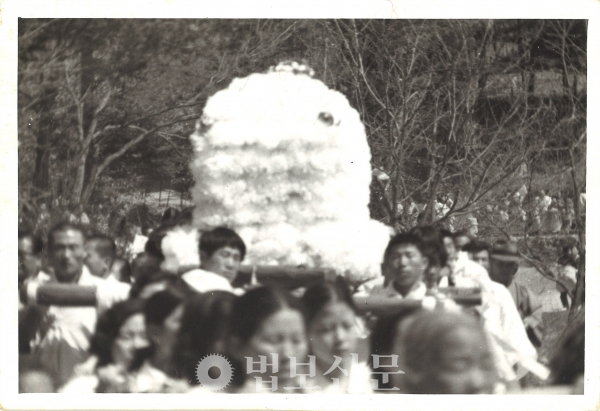1961년 지장암에서 진행된 해안선사의 생전 장례식 모습. 동명 스님 제공<br>