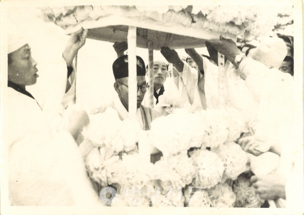 1961년 지장암에서 해안선사가 대중법문을 위해 나오시는 모습(해안선사의 생전 장례식 중에서). 동명 스님 제공<br>