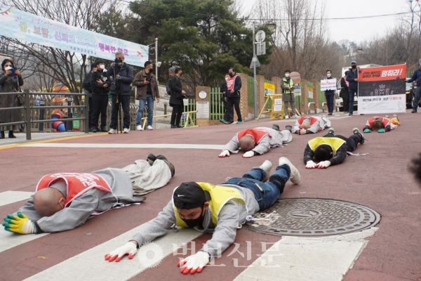 조계종 사회노동위원회는 3월12일 주한미얀마대사관에서 종로 UN인권위원회 서울사무소까지 약 6km 구간을 오체투지로 이동했다.
