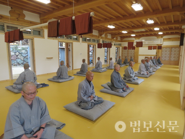 남해 성담사 선림선원이 3월27일 개원법회를 열고 1년 용맹정진 결사에 돌입했다.