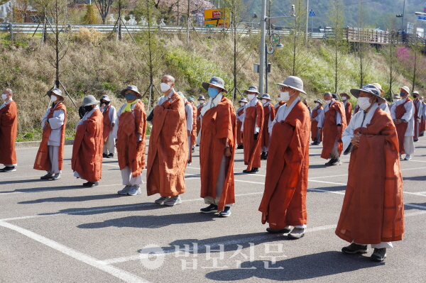 상월결사 수미산 원정대는 4월7일 ‘2021 봄 가야산 해인사 자비순례’를 봉행했다. 사진은 입재식 모습.