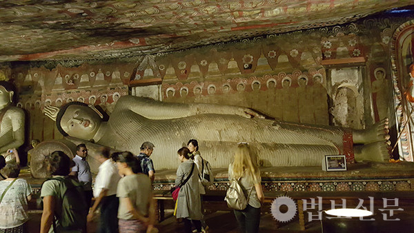 스리랑카 마딸레(Matale)에 위치한 담불라(Dambulla) 석굴사원 내부에 조성된 장엄한 와불상의 모습. 석굴 내부의 조각상과 벽화는 기원전 1세기에 제작됐다. 11세기, 12세기, 18세기에 조각상을 보수하고 벽화도 다시 그렸다. 원래 담불라 석굴은 승려들이 명상하던 곳이었다. 지금은 일 년 내내 참배객과 관광객이 끊이지 않는 관광 명소다.