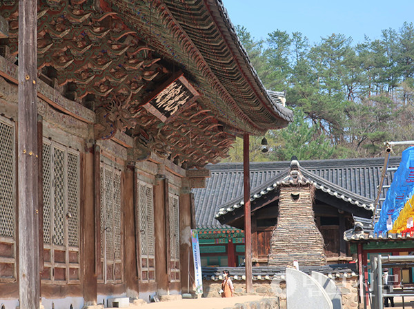 삿자리가 전설이 있는 대광보전.