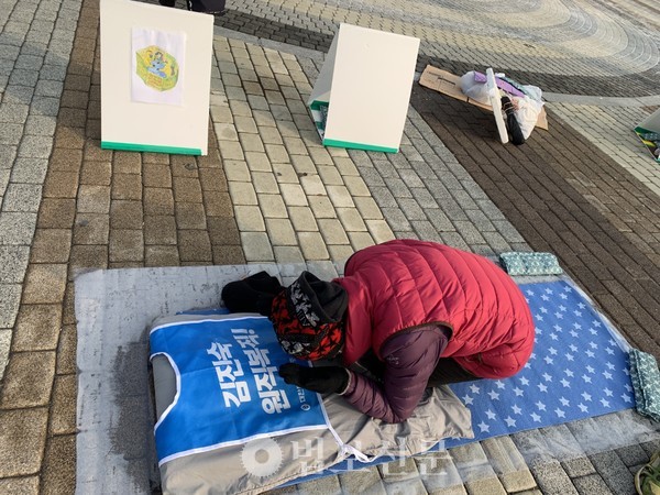 오랜 도반이자 동지인 김진숙 노동자의 복직을 위해 청와대 앞에서 다시 한달여 동안 1000배 정진했다.