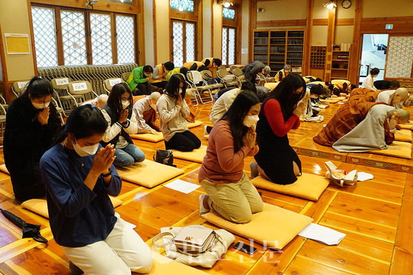 법회에 동참한 재한미얀마인들이 함께 108배를 하며 미얀마의 민주화를 염원했다.