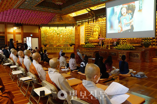 미얀마 민주화 운동을 담은 동영상 관람.