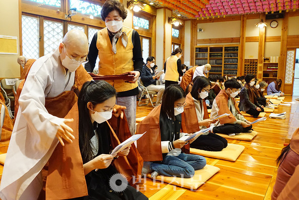 회주 광용 스님이 미얀마인들에게 가사를 덮어주며 부처님의 가피가 함께 하길 염원했다.