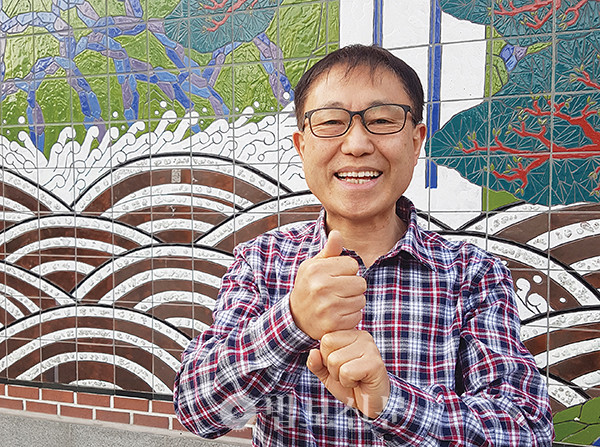 조계사 장애인전법팀 원심회 김철환 회장이 수어로 부처님을 표현하고 있다. 