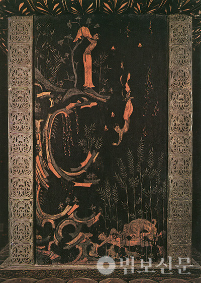 7세기 전반 일본 타마무시노 즈시(玉虫厨子)가 그린 ‘사신사호도(捨身飼虎圖)’. 전생의 석가모니가 굶주린 호랑이를 살리기 위해 언덕에서 뛰어내렸다는 ‘자타카’ 내용을 묘사한 것으로 전체 그림은 세 부분으로 구성돼 있다. 맨 위는 태자가 상의를 벗고 있는 모습, 중간에는 합장한 채 절벽 아래로 떨어지는 모습, 맨 아래에는 호랑이가 대나무 숲에 떨어진 태자를 뜯어 먹는 모습이다.