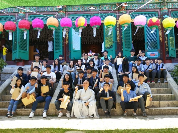 창립 초기 범어사 금강암 장학회 전달식 후.