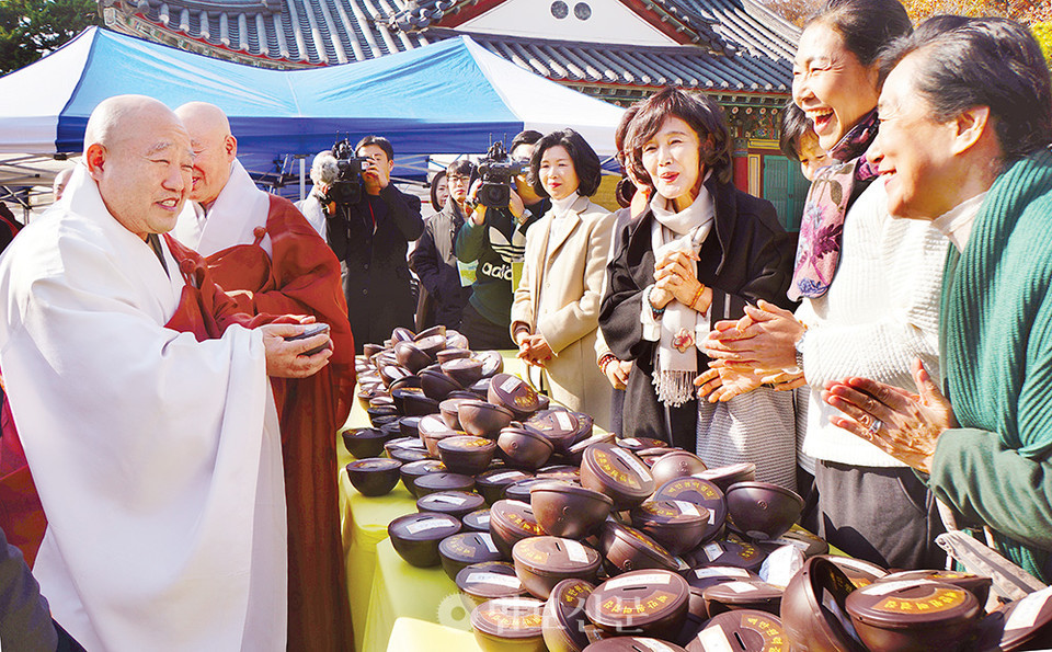 2019년 11월 서울 봉은사에서 열린 초하루법회에서 백만원력결집에 동참한 신도들이 정성으로 모은 발우저금통 800여개를 총무원장 원행 스님에게 전달했다.