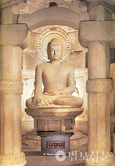 통일신라시대인 751년 조성된 석굴암에는 불교를 통해 백성들을 단결시키려는 국가의 의지가 담겨있다. 