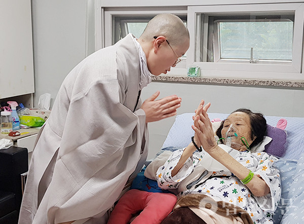 대구불교호스피스센터는 긴 삶의 여정을 아름답게 회향할 수 있도록 임종을 앞둔 환자들에게 영적 돌봄을 제공하고 있다. 