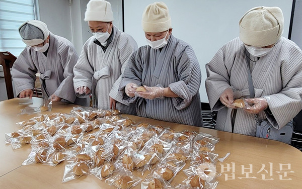 대행보현회 자비애빵 회원스님들이 이른 아침부터 만든 빵을 개별 포장하고 있다. 