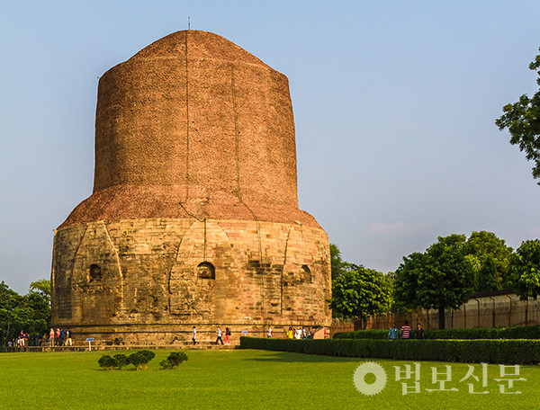 부처님은 브라만교의 ‘고정 불변한 자아[Ātman]의 실재가 있다’는 교의를 반대하고 상일주재한 자아를 인정하지 않았다. 사진은 부처님 초전법륜지 인도 사르나트에 조성된 다메크 스투파.