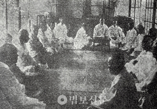 교구제를 비롯한 불교 제도는 시대의 흐름에 따라 다양하게 변화해왔다. 사진은 1922년 각황사에서 불교개혁을 주제로 회의를 진행하고 있는 30본산 주지스님들. 출처 ‘한국불교100년’(민족사)