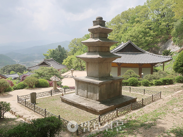 영주 부석사 삼층석탑.