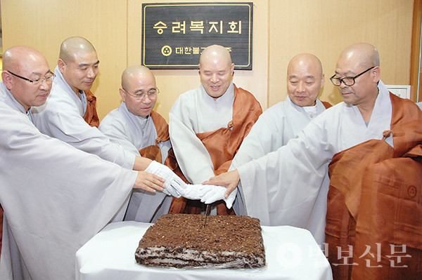 2011년 10월4일 조계종은 승려복지회의 공식 출범을 알리는 현판식을 가졌다.