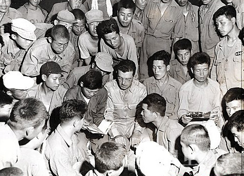 1951년 6월16일 거제도 포로수용소에서 미국인 신부가 북한군 포로들에게 선교하는 장면.(출처: 국가기록원). 
