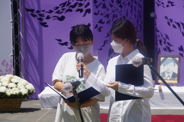 2002년에 태어나 현재 20살이 된 손여울·박솔희 학생의 추모시 낭독