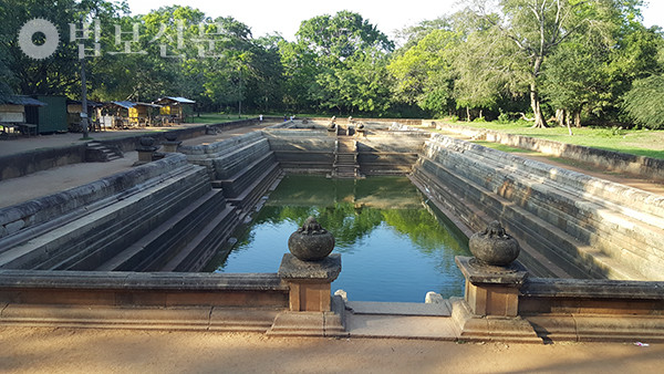 스리랑카 고대수도 아누라다뿌라(Anuradhapura)에 위치한 인공 연못. 대리석으로 정교하게 만든 인공 연못은 아바야기리 위하라(Abhayagiri Vihāra, 無畏山寺) 스님들의 목욕 장소로 활용하기 위해 조성됐다. 거의 원형 그대로 보존되어 있다.