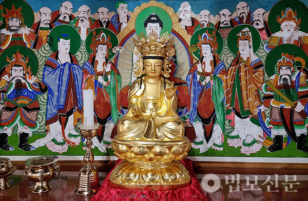 사진2) 용문사 관음전 목조관음보살좌상(현재 봉안). 용문사 제공.