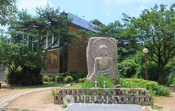  수어천불만다라가 있는 금륜사 전경.