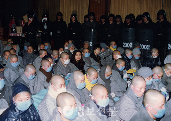1994년 조계종 개혁 당시 비구니 스님들이 승려대회에 참여하고 있는 모습. 법보신문 자료사진