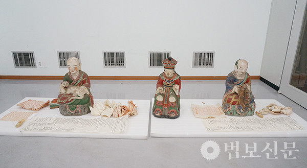 사진1) 천은사 나한상과 제석천상, 1694년, 높이 75cm 및 80cm.