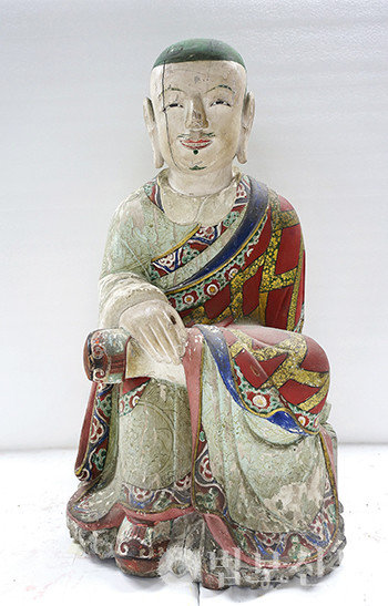 사진 2) 천은사 나한상, 1694년, 높이 78cm. 