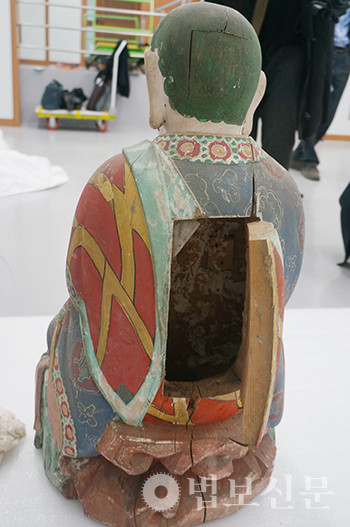 사진 3) 천은사 나한상 복장구멍.필자 제공