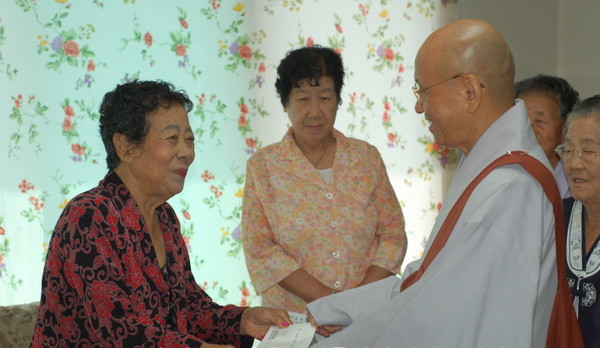 2009년, 나눔의집 할머니들에게 격려금을 전달하고 있는 월주 스님. 조계종 총무원 제공.