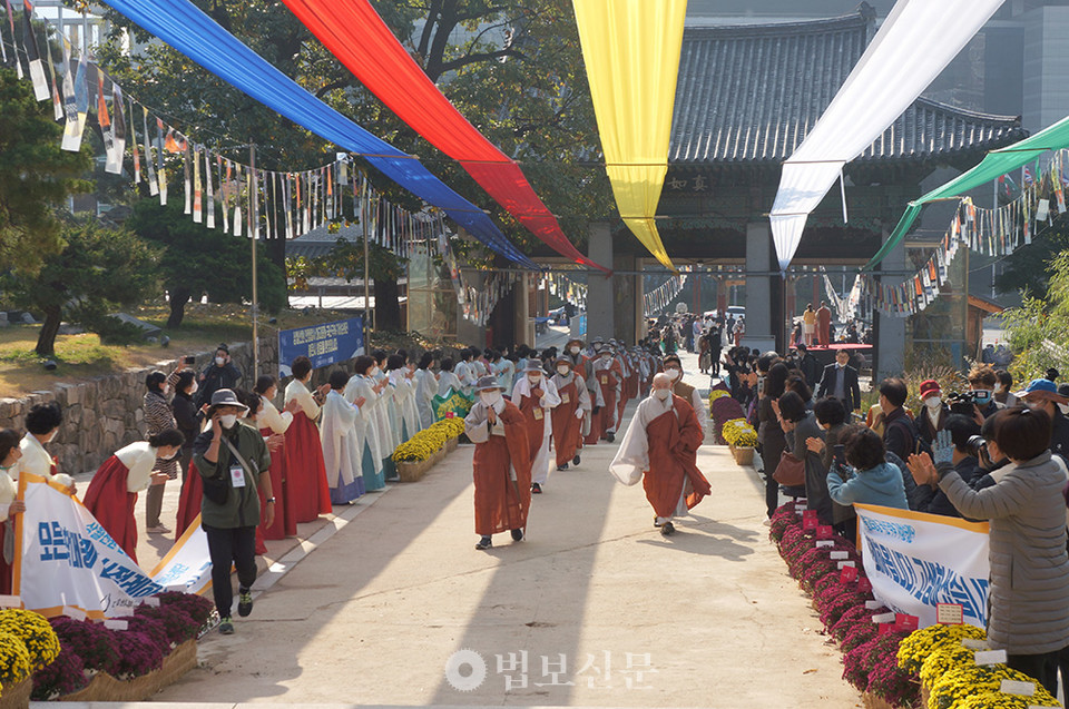 지난해 상월선원 만행결사 자비순례 동참대중들이 불자들의 환영 속에 마지막 회향지인 서울 봉은사에 들어서고 있다. 