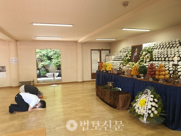 대불련과 대불련총동문회는 이날 서울 영화사에 마련된 월주 스님 분향소를 찾아 스님의 입적을 추모했다. 