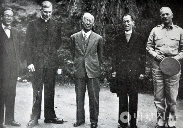 1948년 정부 수립 후 미군 장성, 장면(맨 왼쪽) 등과 이승만을 방문한 노기남 주교(오른쪽에서 두 번째)(출처: 한국교회사연구소 홈페이지). 