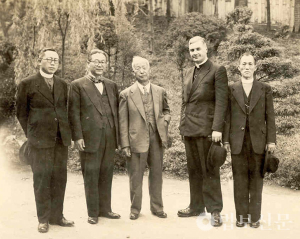 1952년 경무대를 방문한 교왕청 대표(추기경)에게 건국훈장 수여 후 기념사진(이승만 왼쪽이 국무총리 장면, 맨 오른쪽이 노기남). 