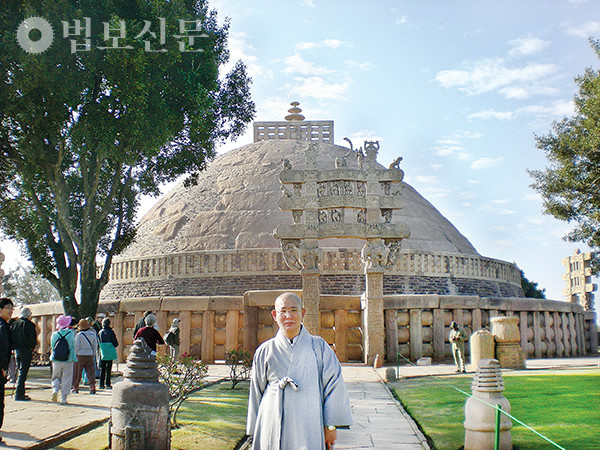 전륜성왕의 이성적인 통치자상을 현실에서 구현하고자 노력한 아쇼까 황제가 건립한 산치대탑의 모습.