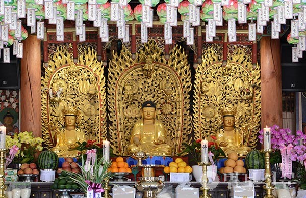 조선시대 불상으로서 드물게 후불탱화 대신 광배를 안치한 남양주 흥국사 대웅전 목조석가여래삼존좌상. 