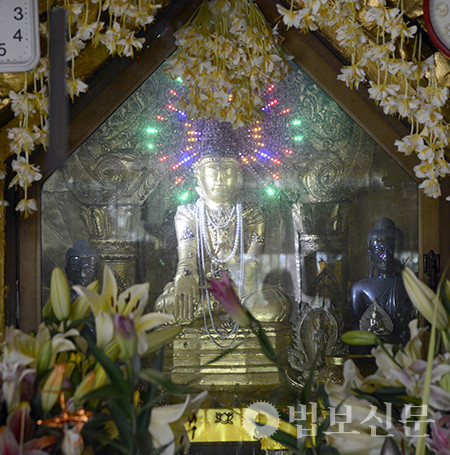 미얀마 쉐다곤 파고다에서 만난 LED 광배를 지닌 부처님. 